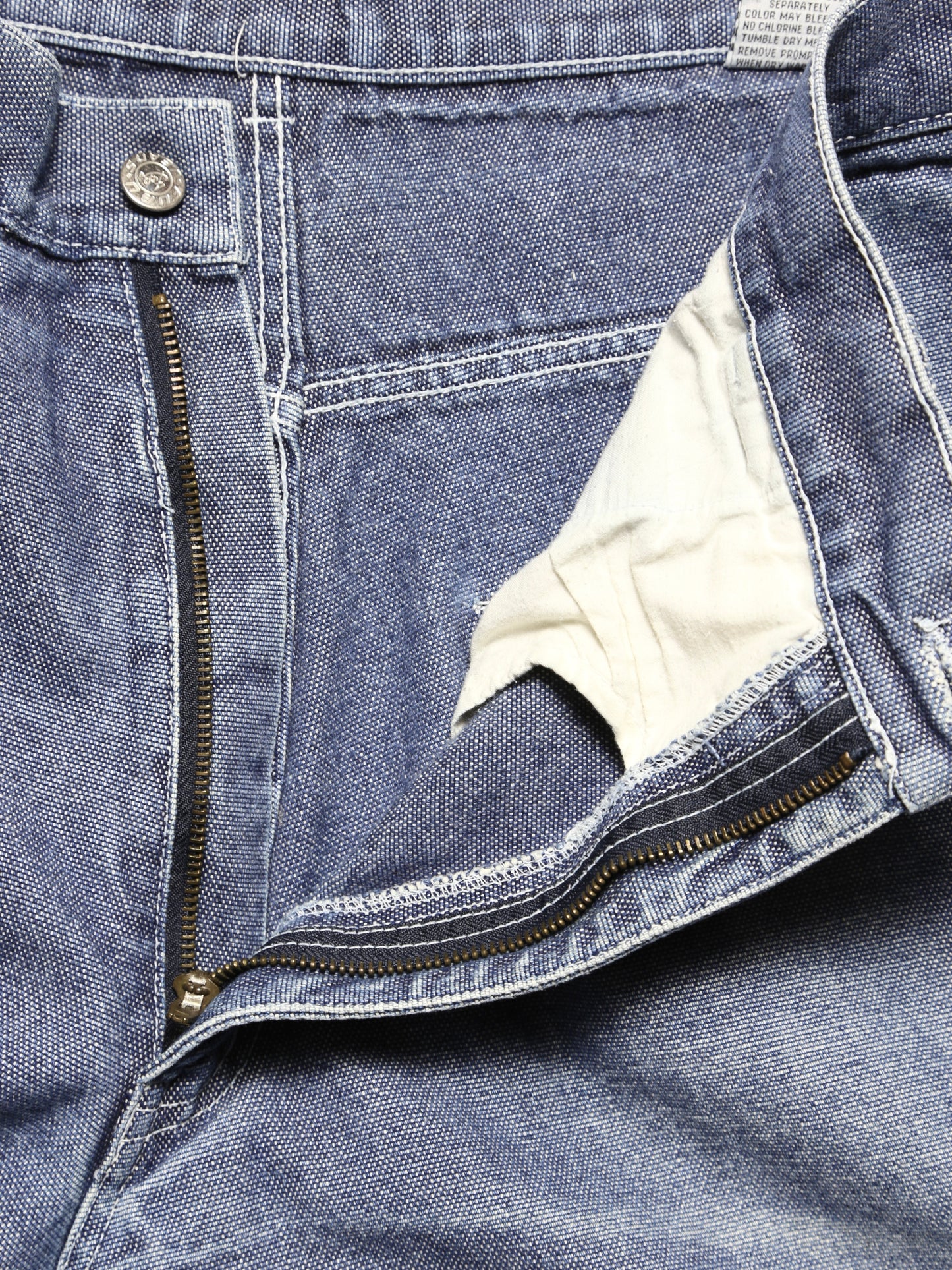 -2000S FUBU PLATINUM BAGGY SHORTS